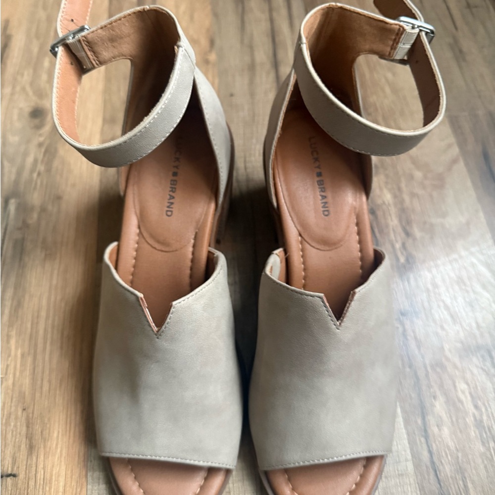 Lucky Brand Women's Tan Sandals